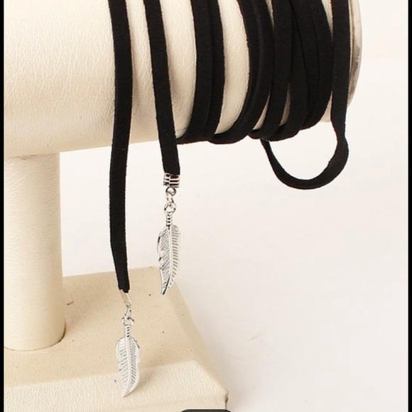 NEW 🌷Feather Choker - Picture 2 of 5